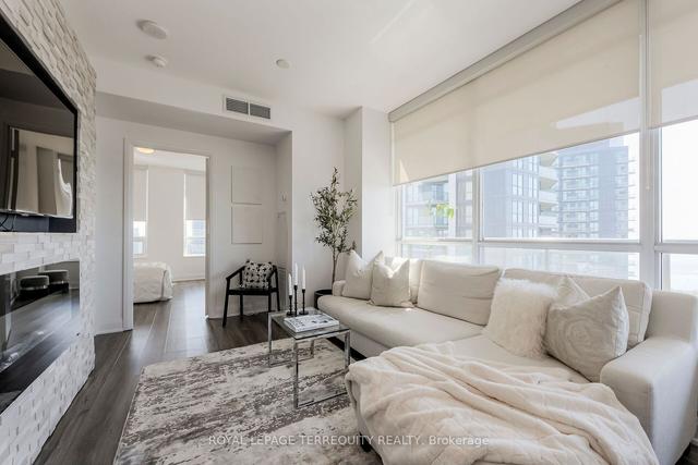3810 - 36 Park Lawn Rd, Condo with 2 bedrooms, 2 bathrooms and 1 parking in Toronto ON | Image 3