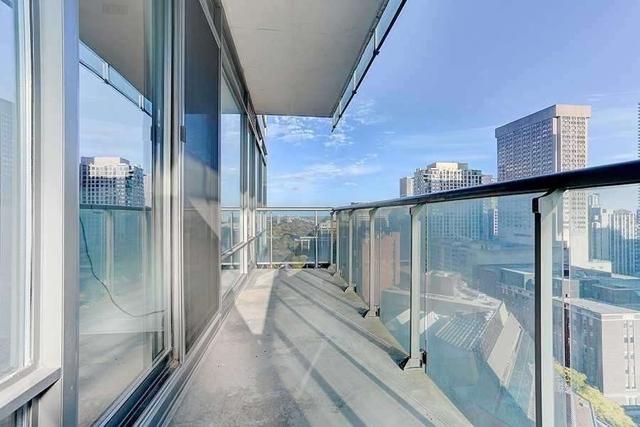 2103 - 18 Yorkville Ave, Condo with 1 bedrooms, 1 bathrooms and 0 parking in Toronto ON | Image 3