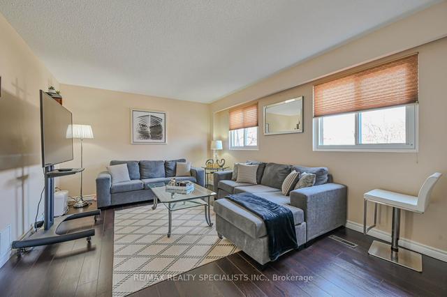 66 Carisbrook Crt, Townhouse with 3 bedrooms, 2 bathrooms and 2 parking in Brampton ON | Image 7