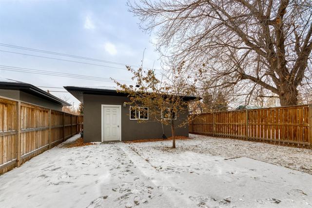 2009 20 Avenue Nw, House detached with 4 bedrooms, 3 bathrooms and 2 parking in Calgary AB | Image 35