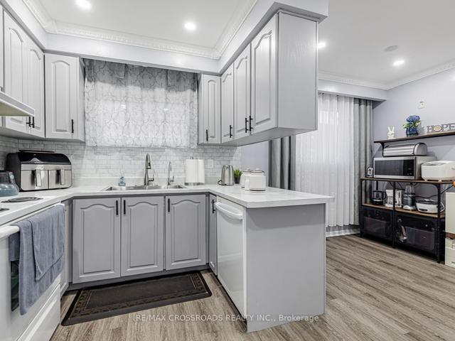 141 Ardwick Blvd, House semidetached with 3 bedrooms, 4 bathrooms and 3 parking in Toronto ON | Image 2