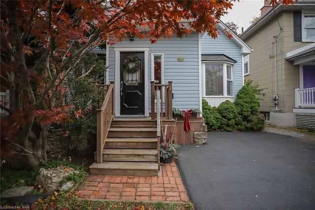 162 1/2 Geneva Street, House detached with 4 bedrooms, 3 bathrooms and 2 parking in St. Catharines ON | Image 2