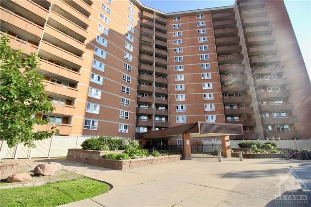 309 - 2000 Jasmine Crescent, Condo with 3 bedrooms, 2 bathrooms and 1 parking in Ottawa ON | Image 2