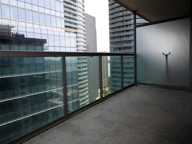 3807 - 30 Grand Trunk Cres, Condo with 1 bedrooms, 1 bathrooms and 1 parking in Toronto ON | Image 2