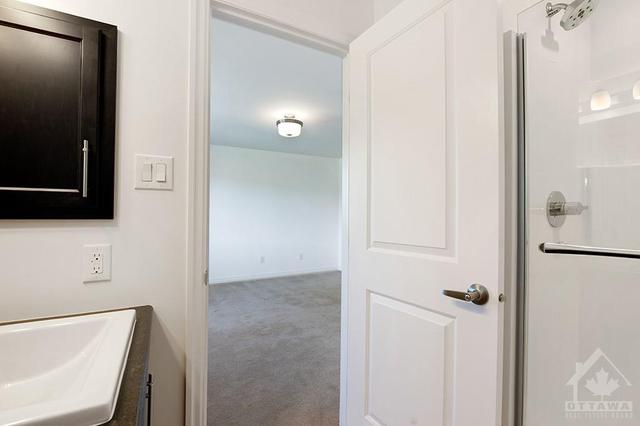 136 Hawkeswood Drive, Townhouse with 3 bedrooms, 3 bathrooms and 3 parking in Ottawa ON | Image 18