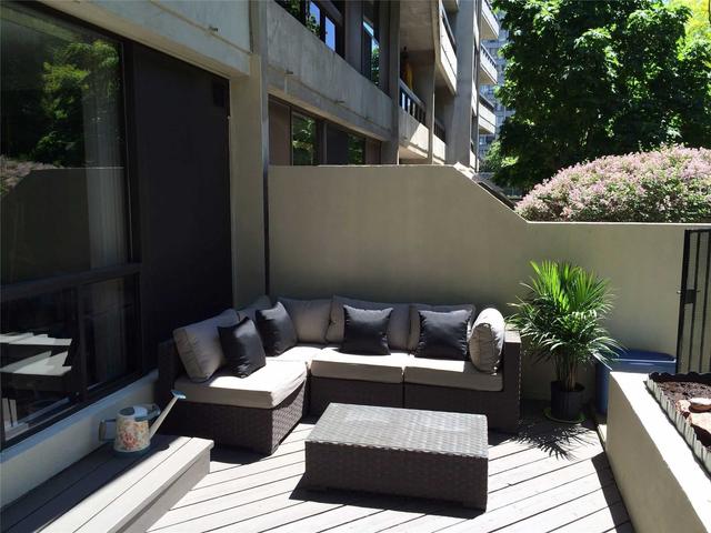 114 - 100 Quebec Ave, Condo with 2 bedrooms, 1 bathrooms and 2 parking in Toronto ON | Image 1