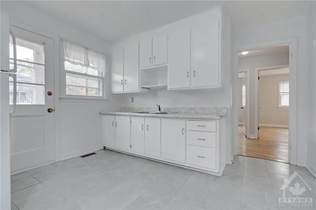 2495 Falcon Avenue, Condo with 3 bedrooms, 1 bathrooms and 1 parking in Ottawa ON | Image 4