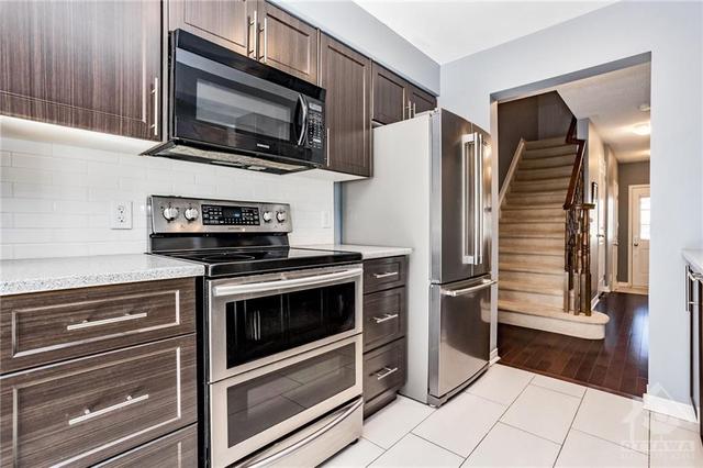 102 Patriot Place, Townhouse with 3 bedrooms, 3 bathrooms and 4 parking in Ottawa ON | Image 10
