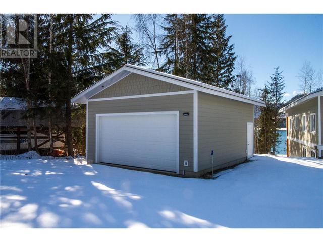 441 Galena Shores Road, House detached with 5 bedrooms, 3 bathrooms and 2 parking in Columbia Shuswap B BC | Image 38
