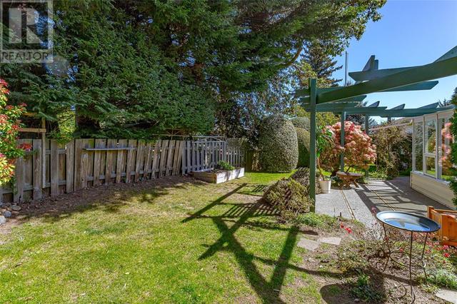 4918 Alamida Cres, House detached with 3 bedrooms, 2 bathrooms and 4 parking in Saanich BC | Image 49