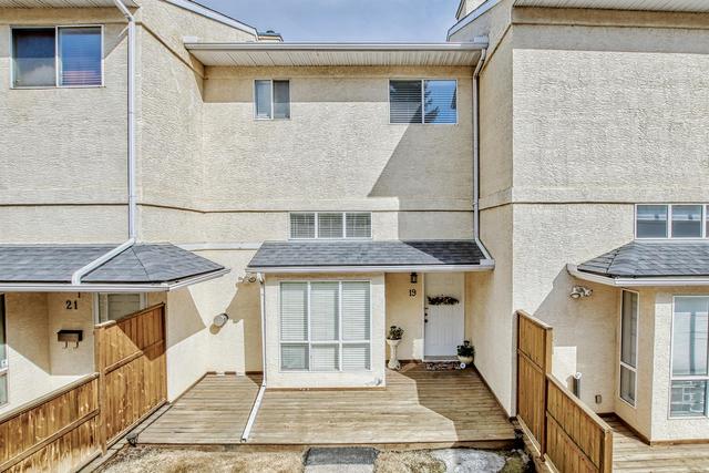 19 Millrose Place Sw, Home with 3 bedrooms, 2 bathrooms and 2 parking in Calgary AB | Image 25