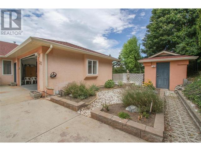 312 Uplands Drive, House detached with 4 bedrooms, 4 bathrooms and 8 parking in Kelowna BC | Image 3