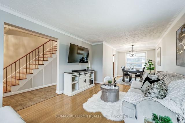 52 Kanarick Cres, House semidetached with 3 bedrooms, 2 bathrooms and 4 parking in Toronto ON | Image 15