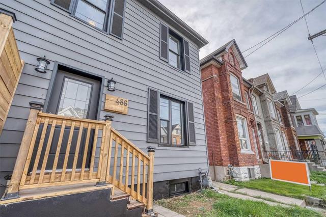 486 Cannon St E, House semidetached with 3 bedrooms, 2 bathrooms and 3 parking in Hamilton ON | Image 1