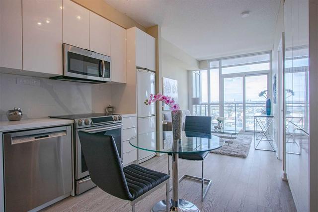 3215 - 15 Iceboat Terr, Condo with 1 bedrooms, 1 bathrooms and 1 parking in Toronto ON | Image 6