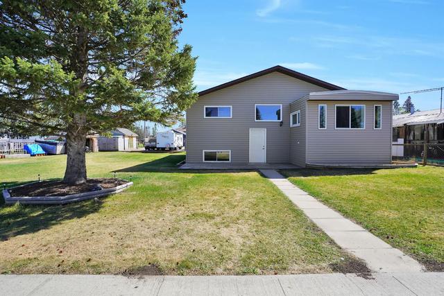 117 and 113 2 Avenue, House detached with 5 bedrooms, 2 bathrooms and 2 parking in Clearwater County AB | Image 1