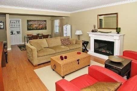 60 Peter St, House detached with 2 bedrooms, 2 bathrooms and 7 parking in Markham ON | Image 3