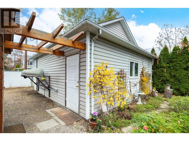 746 Fuller Avenue, House detached with 5 bedrooms, 2 bathrooms and 4 parking in Kelowna BC | Image 36