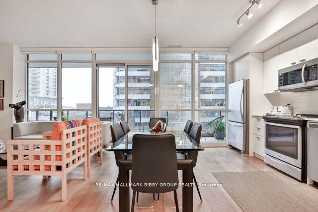 505 - 30 Roehampton Ave, Condo with 2 bedrooms, 2 bathrooms and 0 parking in Toronto ON | Image 2