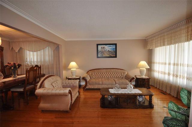 104 Linkdale Rd, House detached with 3 bedrooms, 3 bathrooms and 2 parking in Brampton ON | Image 4