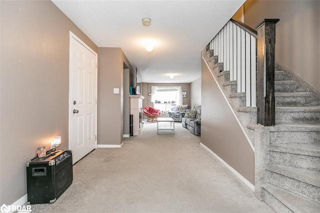 386 Dunsmore Lane, House attached with 3 bedrooms, 1 bathrooms and 3 parking in Barrie ON | Image 5