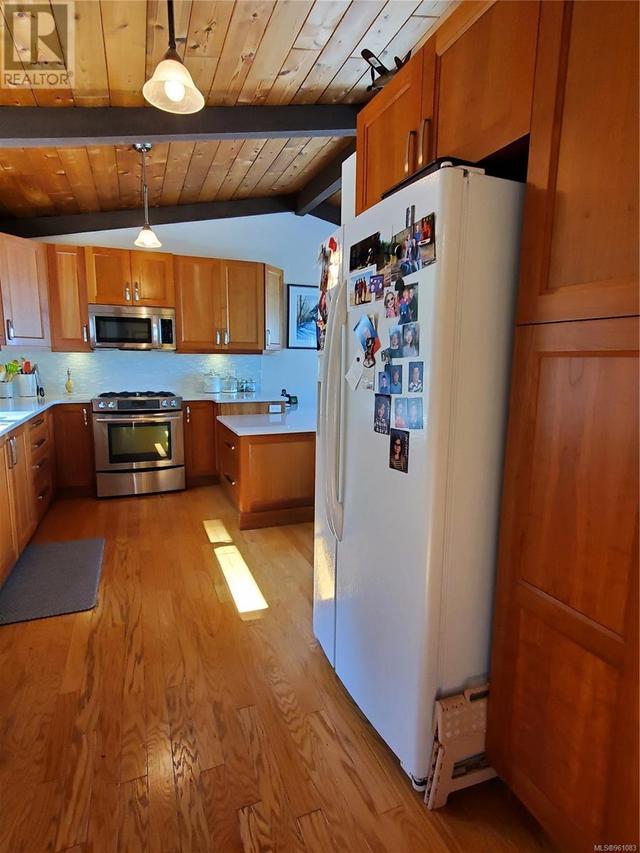 270 Cedar St, House detached with 3 bedrooms, 2 bathrooms and 4 parking in Tofino BC | Image 5