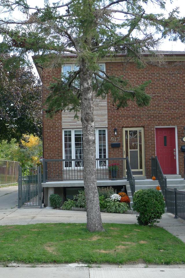 917 St Clarens Ave, House semidetached with 3 bedrooms, 2 bathrooms and 4 parking in Toronto ON | Image 12