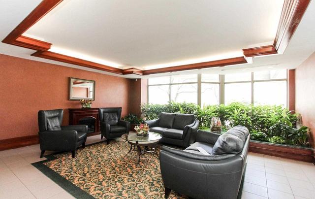 212 - 175 Cedar Ave, Condo with 2 bedrooms, 2 bathrooms and 1 parking in Richmond Hill ON | Image 3
