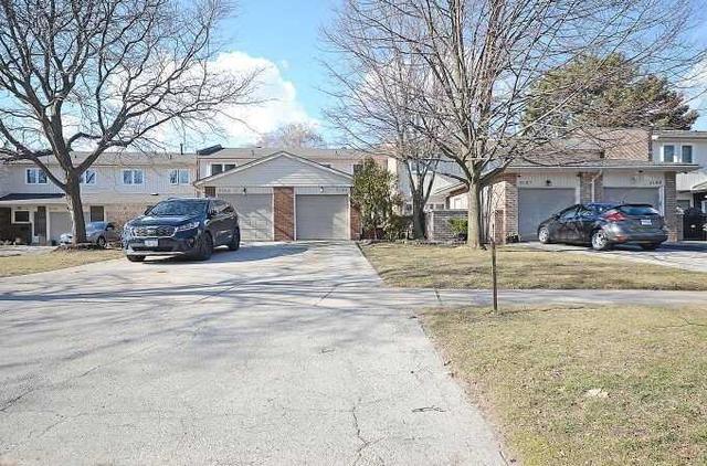 5165 Banting Crt, Townhouse with 4 bedrooms, 2 bathrooms and 3 parking in Burlington ON | Image 1