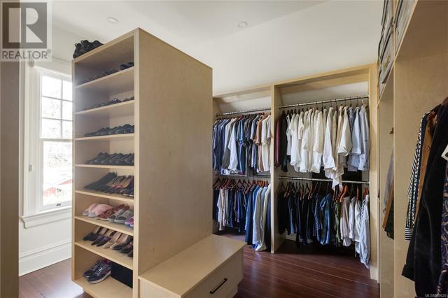 Over-sized walk-in closet off of primary | Image 27