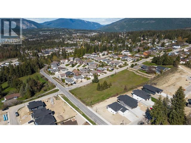 1021 16 Avenue Se, House detached with 6 bedrooms, 3 bathrooms and 2 parking in Salmon Arm BC | Image 6