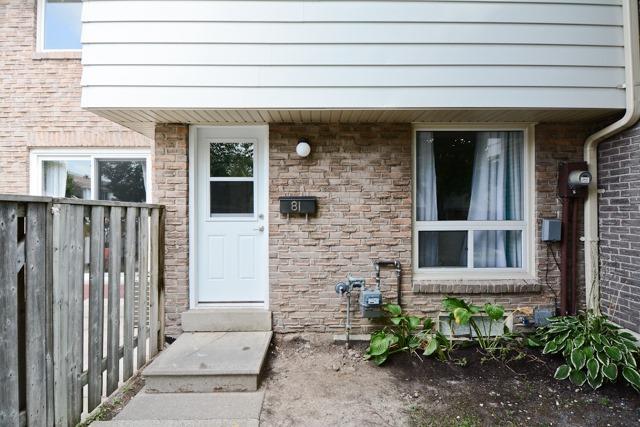 81 Rock Fernway, Townhouse with 3 bedrooms, 2 bathrooms and 1 parking in Toronto ON | Image 2