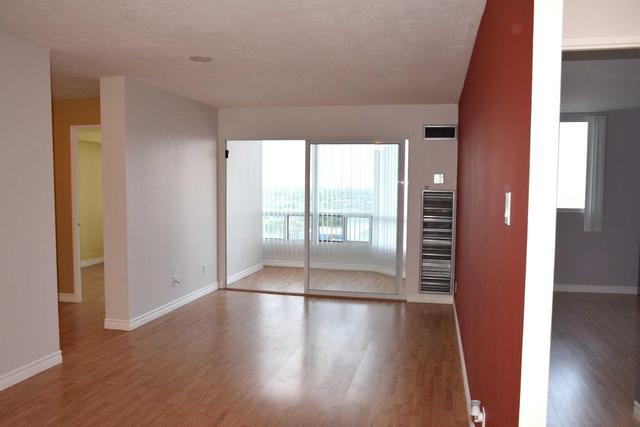 2001 - 115 Hillcrest Ave, Condo with 2 bedrooms, 1 bathrooms and 1 parking in Mississauga ON | Image 1