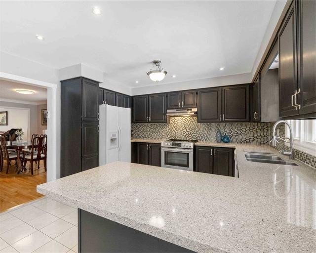 909 Damascus Crt, House detached with 5 bedrooms, 5 bathrooms and 12 parking in Newmarket ON | Image 4