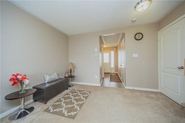 1394 Glaspell Cres, House attached with 3 bedrooms, 3 bathrooms and 2 parking in Oshawa ON | Image 3