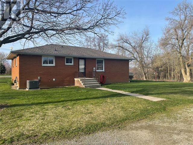 848 Road 2 W, House detached with 3 bedrooms, 1 bathrooms and null parking in Kingsville ON | Image 2