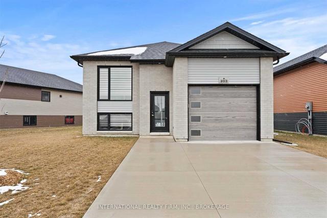 203 Moonstone Cres, House detached with 2 bedrooms, 3 bathrooms and 3 parking in Chatham Kent ON | Image 1