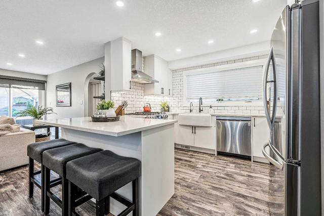 23 Woodglen Crescent Sw, House detached with 3 bedrooms, 2 bathrooms and 4 parking in Calgary AB | Image 5