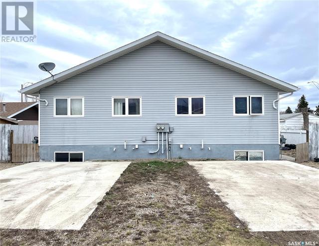 321 A/B 29th Street, House detached with 4 bedrooms, 2 bathrooms and null parking in Battleford SK | Image 2