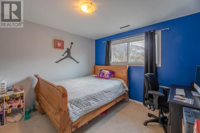 501 3rd Avenue, House detached with 4 bedrooms, 2 bathrooms and null parking in Keremeos BC | Image 22