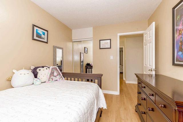 53 Foster Cres N, Townhouse with 3 bedrooms, 2 bathrooms and 2 parking in Brampton ON | Image 11