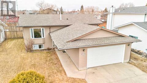 8926 102 Avenue, House detached with 4 bedrooms, 2 bathrooms and 2 parking in Grande Prairie AB | Card Image