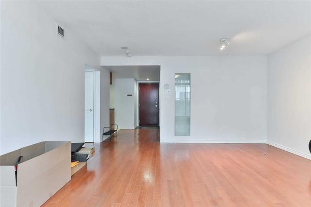 1003 - 263 Wellington St, Condo with 2 bedrooms, 1 bathrooms and 1 parking in Toronto ON | Image 4
