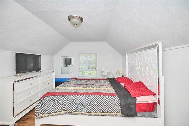 36 Alexandra Blvd, House detached with 3 bedrooms, 2 bathrooms and 4 parking in St. Catharines ON | Image 2