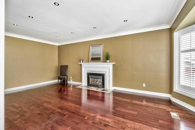 2109 Agincourt Cres, House detached with 4 bedrooms, 3 bathrooms and 4 parking in Burlington ON | Image 3