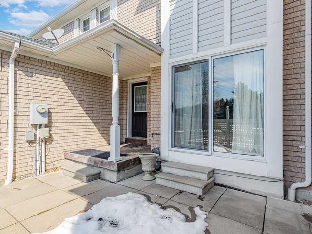 2393 Clearside Crt, House attached with 3 bedrooms, 2 bathrooms and 5 parking in Pickering ON | Image 28
