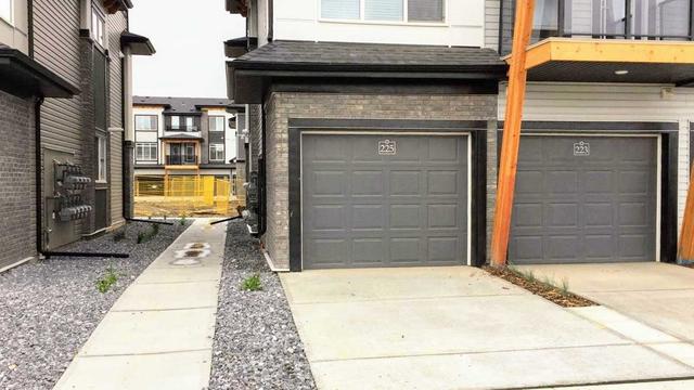 223 Savanna Walk Ne, Townhouse with 2 bedrooms, 1 bathrooms and 1 parking in Calgary AB | Image 9