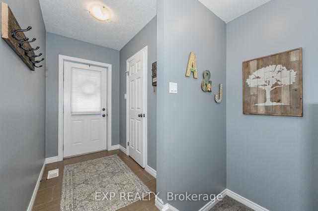 25 Oakes Cres, House semidetached with 3 bedrooms, 3 bathrooms and 3 parking in Guelph ON | Image 34