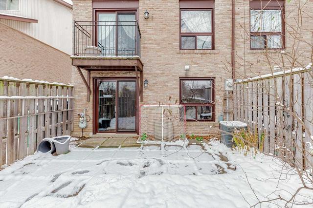 53 Foster Cres N, Townhouse with 3 bedrooms, 2 bathrooms and 2 parking in Brampton ON | Image 21
