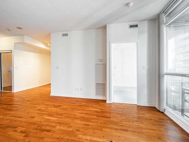 2902 - 55 Bremner Blvd, Condo with 1 bedrooms, 1 bathrooms and 0 parking in Toronto ON | Image 4